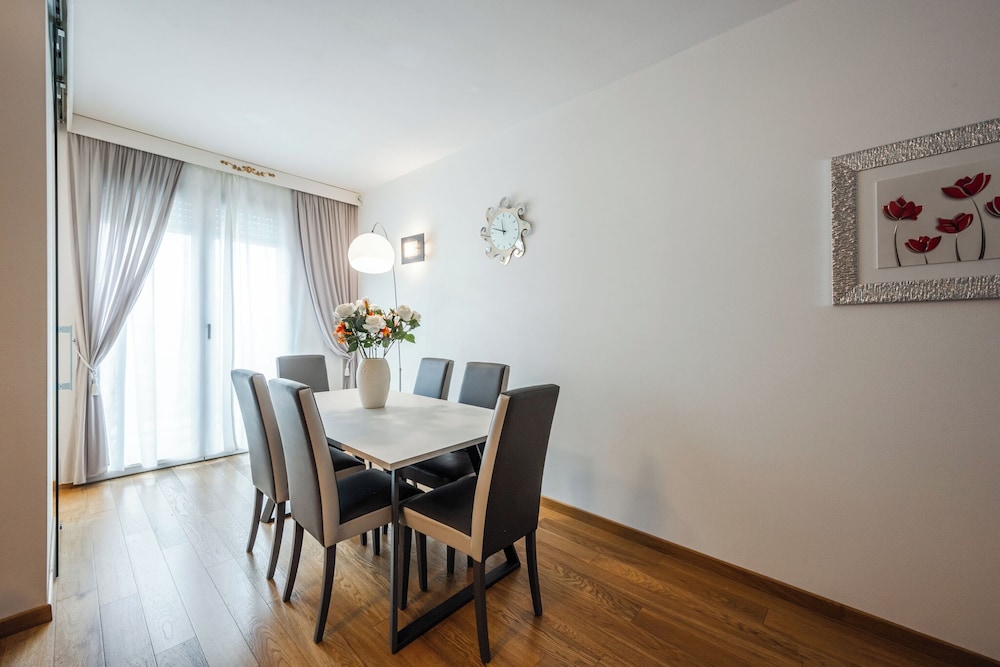 Emilia Suite Street