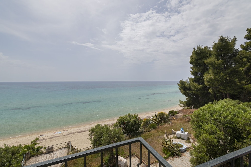 Poseidon Seafront Apartment by Rentalspro
