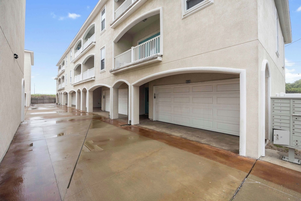 Coastal Townhouse TX Retreat!