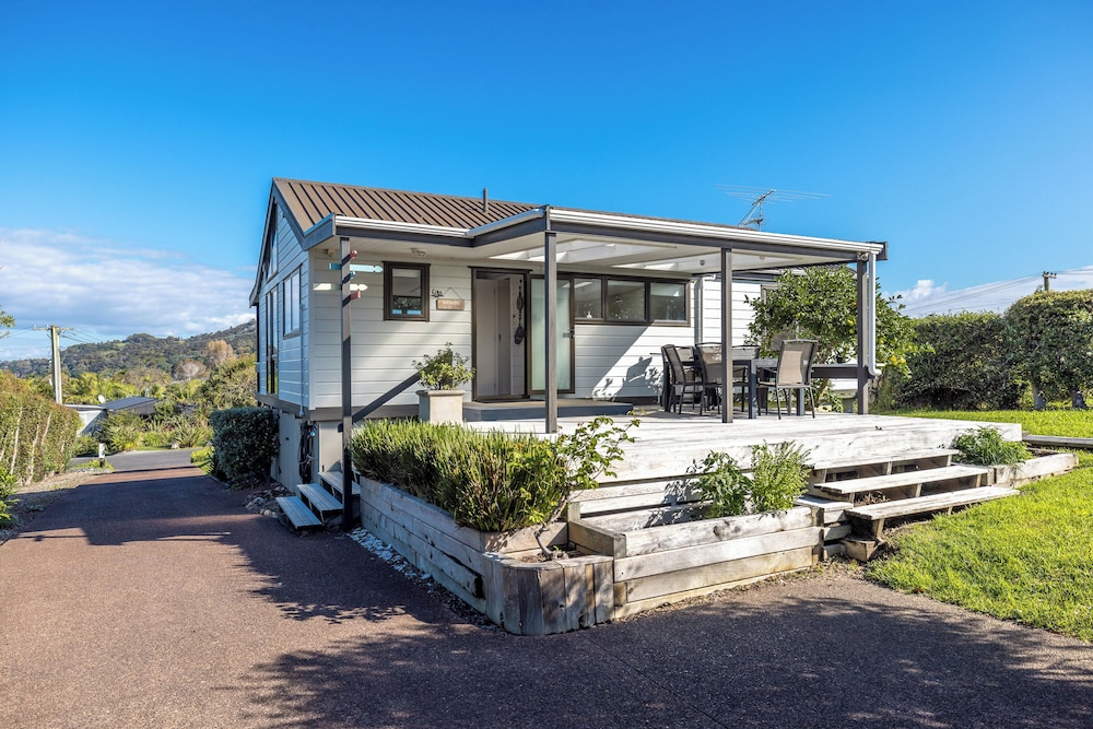 Matai Cottage in Oneroa with Sea Views
