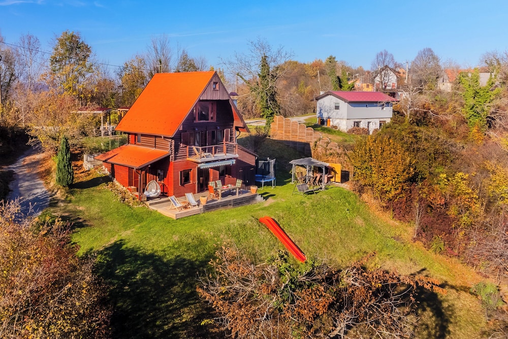Hilltop Panorama Chalet