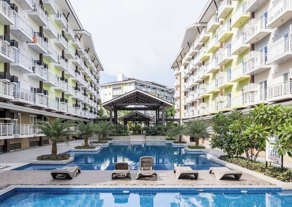 Stylish Condo 3-minutes to Airport, Poolview at Amani Grand Resort Residences