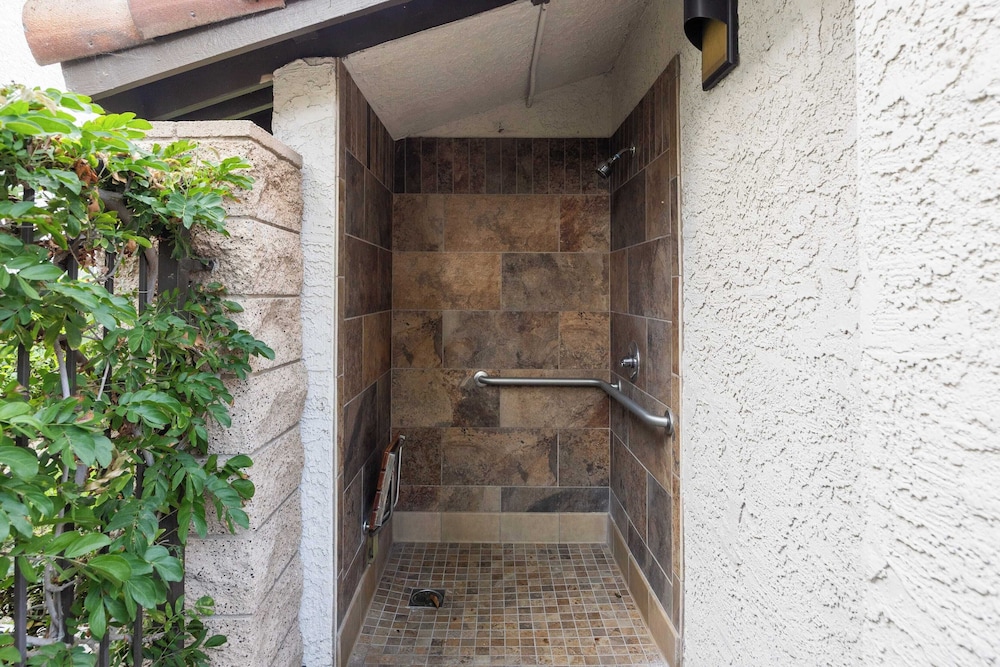 Coastal Retreat With Pool, Hot Tub, BBQ Patio & Minutes to Dana Point Harbor, Monarch Beach, Laguna Beach & Golf Courses Ritz Pointe Condo