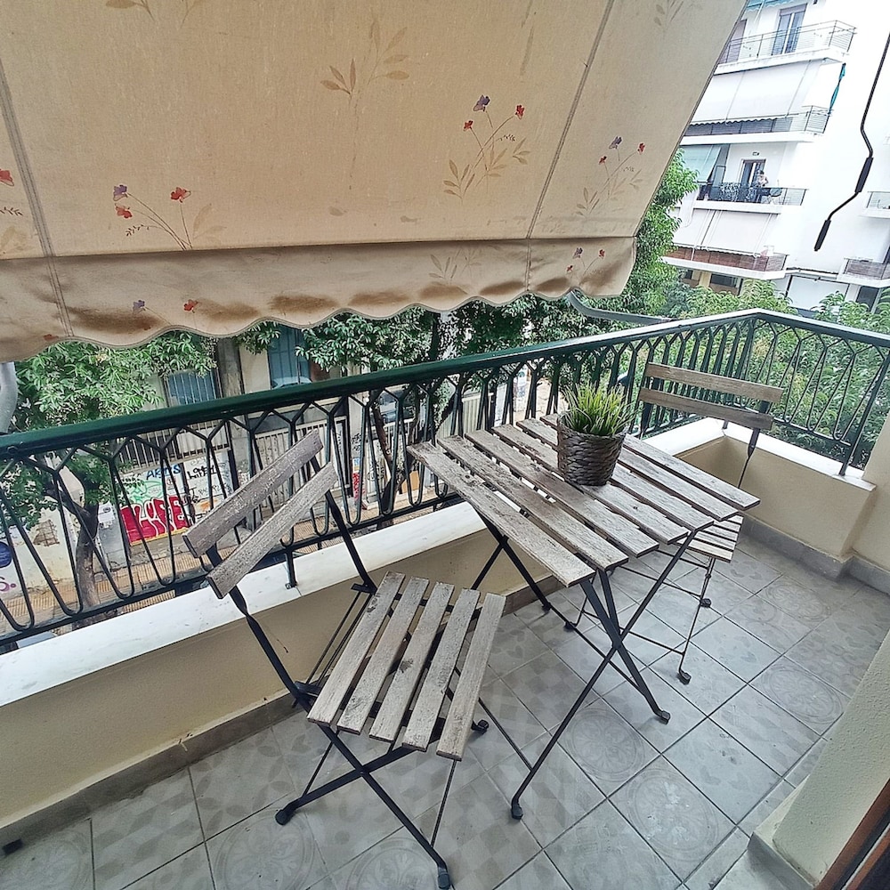 Cozy Apartment for 4 Persons at Thiseio Cozy Apartment for 4 Near Acropolis at Thissio