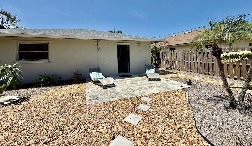 Naples Park Cottage 106th 6 Blocks Off Ocean 2 Bedroom Home