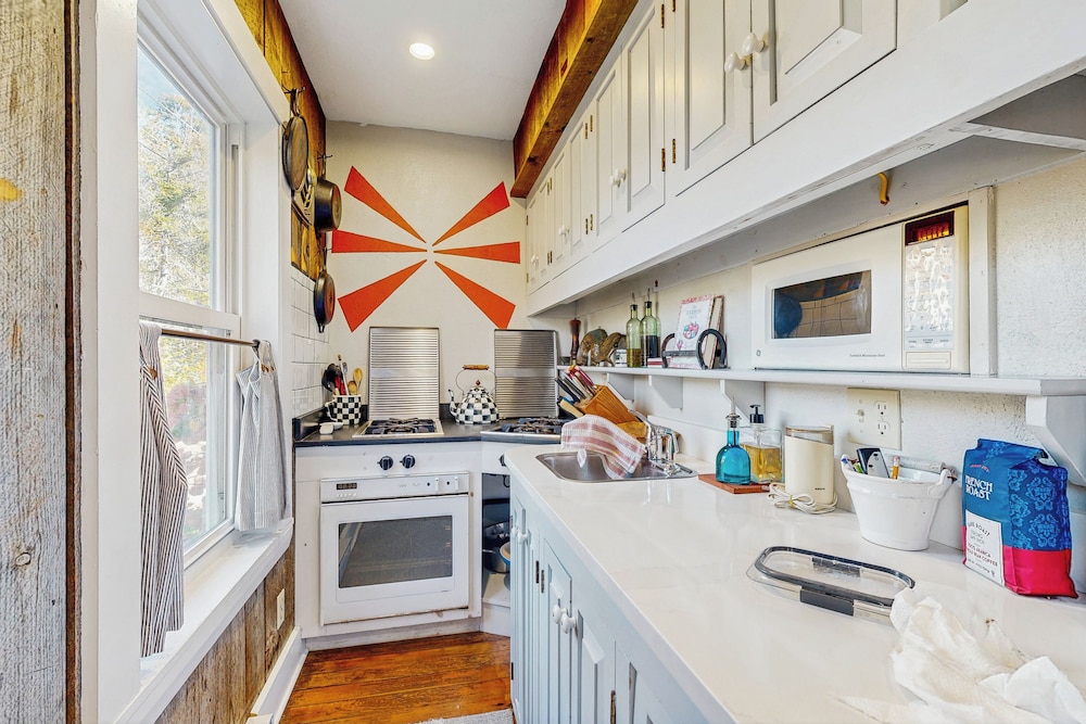 4BR House w/ Kitchen, Jetted Tub, Wifi + gas Grill