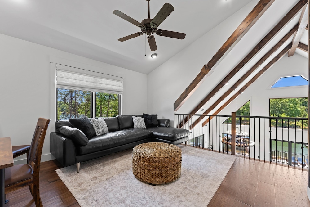 Gray Fox Lodge by Avantstay Waterslide Pool Theater Sleeps 23