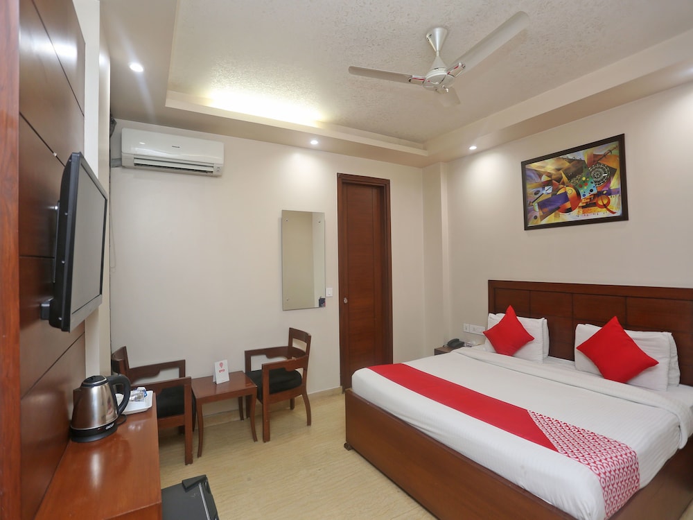 OYO TOWNHOUSE 460 H C Grand