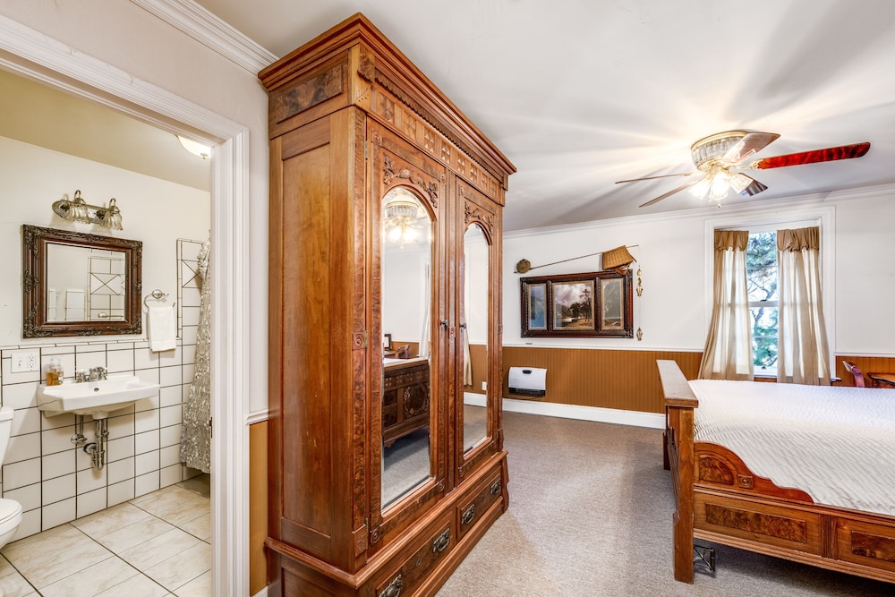 The Dutch Flat Hotel