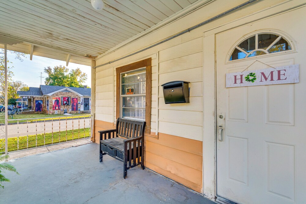 4 Mi to Dtwn Little Rock: Studio w/ Porch