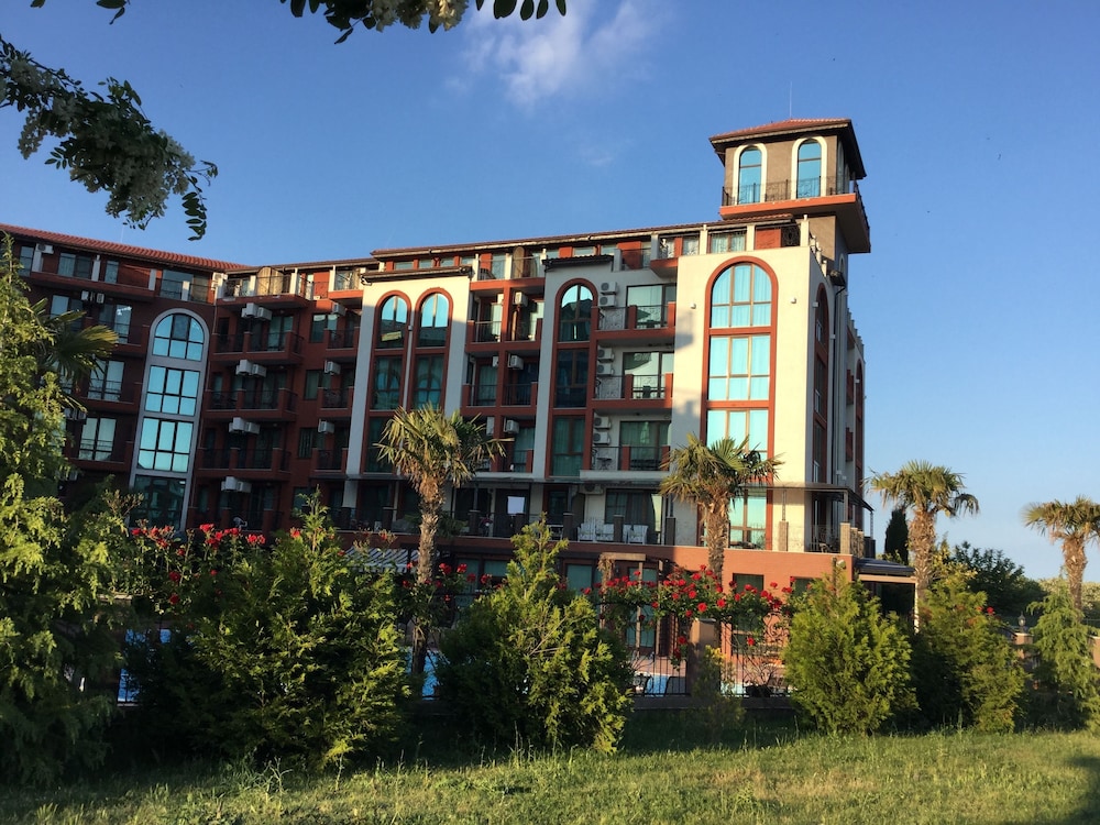 Chateau Del Marina Complex Apartments