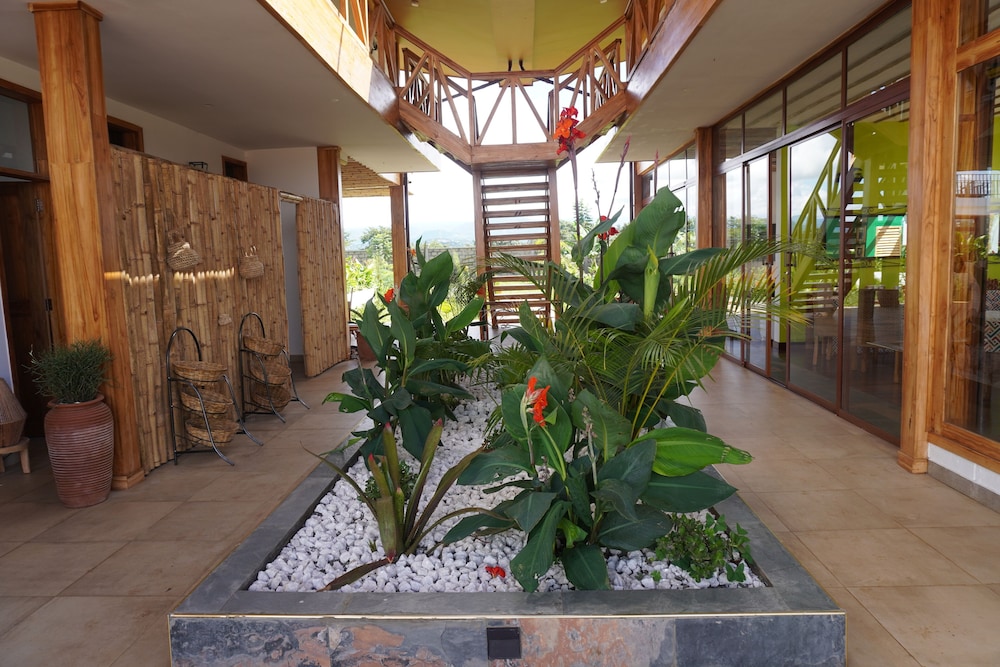 Moyoni Africa Lodge & Tours