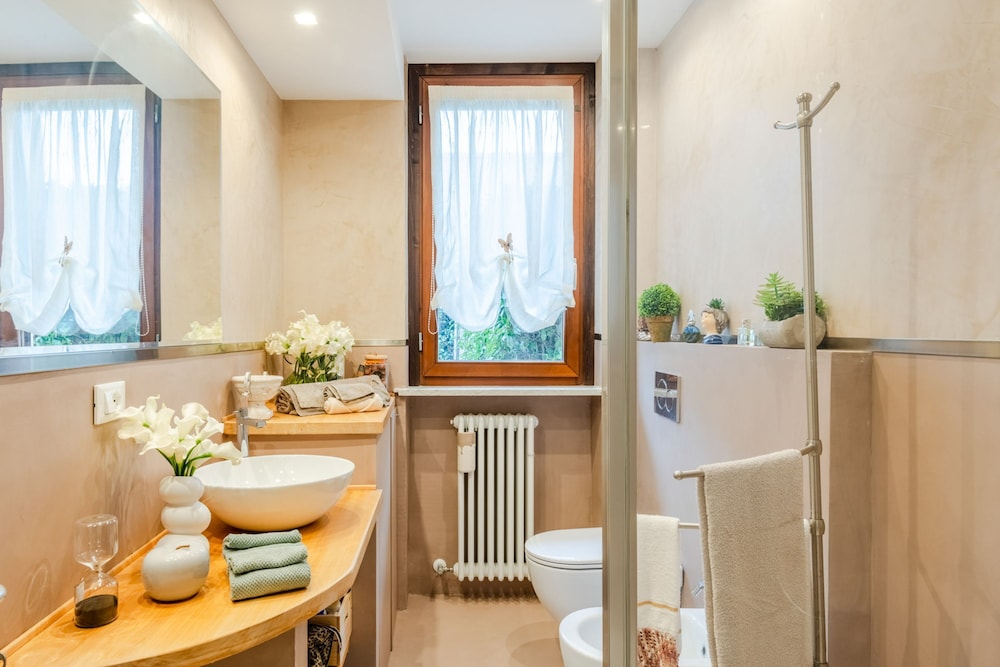 Casa Ambra in Lucca With 1 Bedrooms and 1 Bathrooms