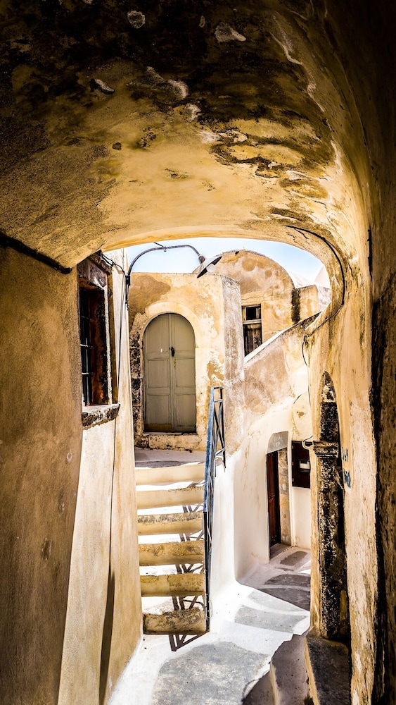 The Commander s Cave