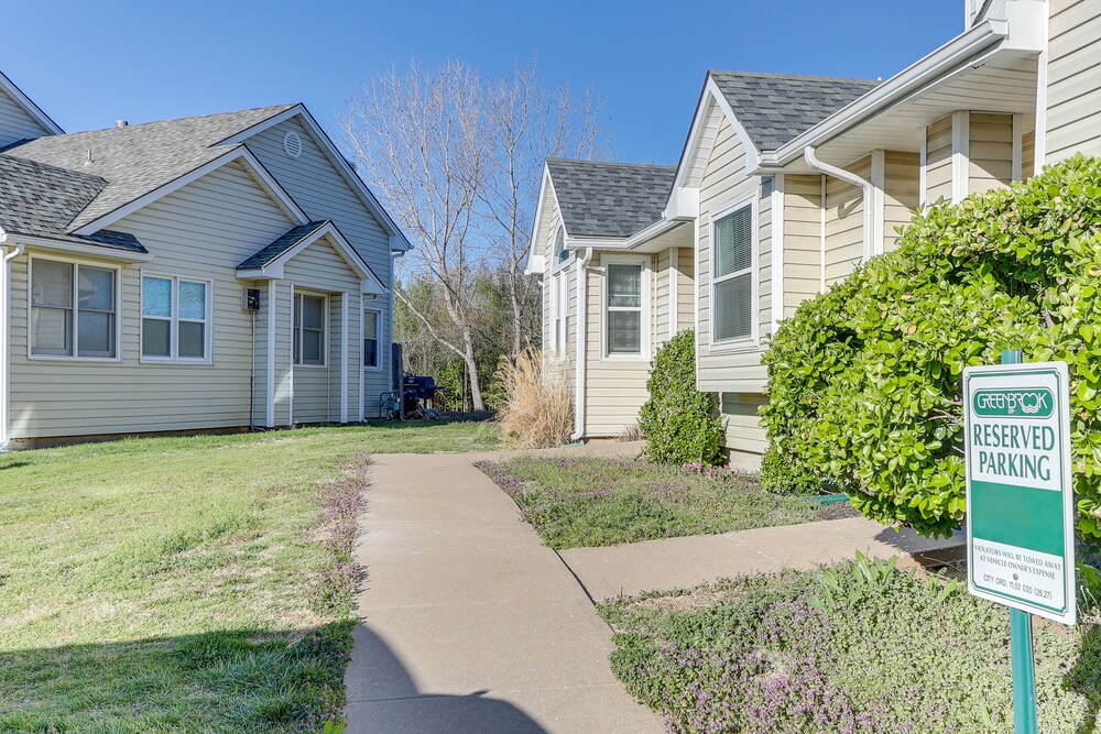 Wichita Townhome w/ Patio: 9 Mi to Downtown! view 5