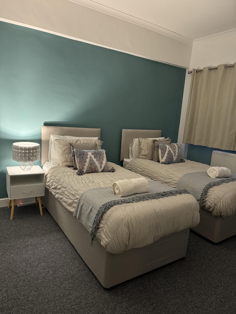 Stunning 2-bed Apartment in Twickenham view 3