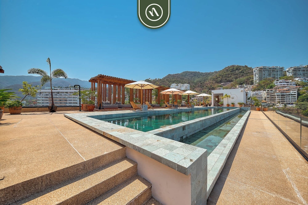 Oceanview Condo With Amazing Rooftop Pool - Gym