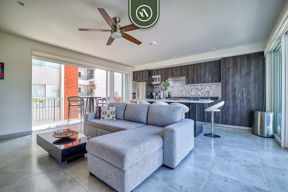 Centric 2BR Condo- Balcony - Rooftop Pool