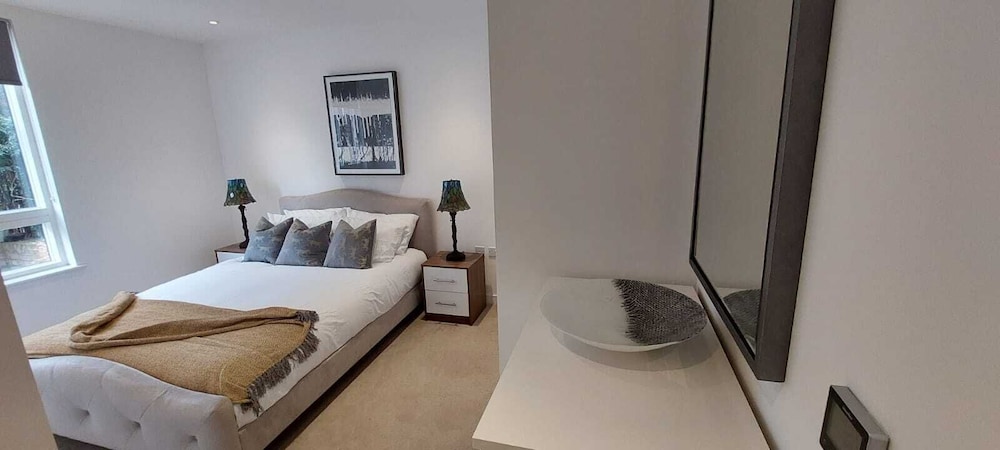 2 Bed Property Close to Heathrow Airport view 3