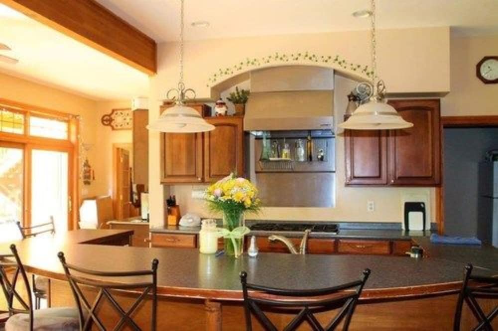 Oak Creek Lodge