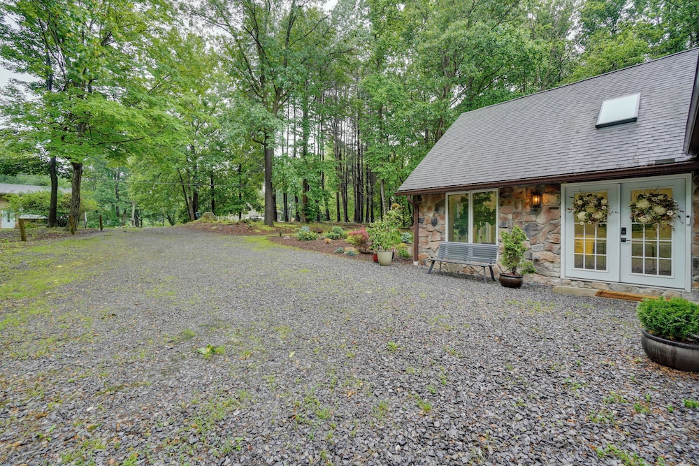 Hot Tub & Theater Room: Getaway in Falling Waters