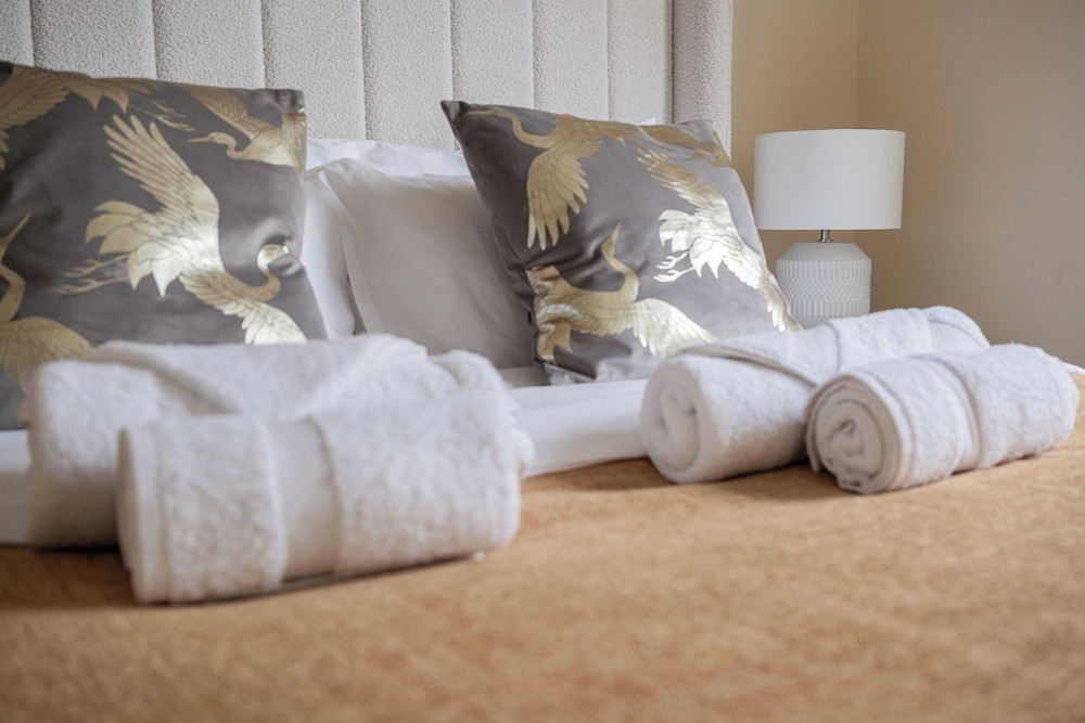Stylish 2 Bed with Free Private Parking view 2