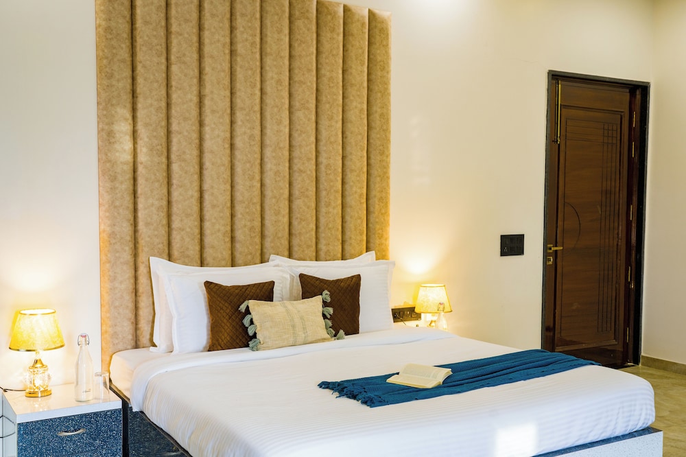 ELIVAAS Ivory Estate Pet-friendly Farm