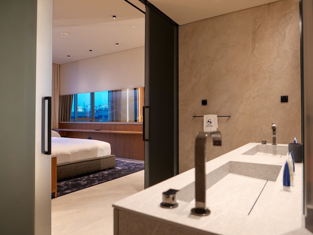 High End 4BR Penthouse With Private Pool and Skyline Views