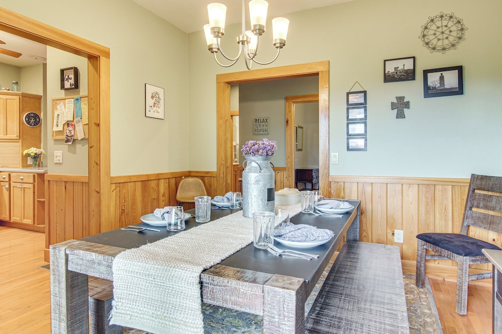 Wraparound Porch w/ Views: Blue Ridge Mtn Gem!