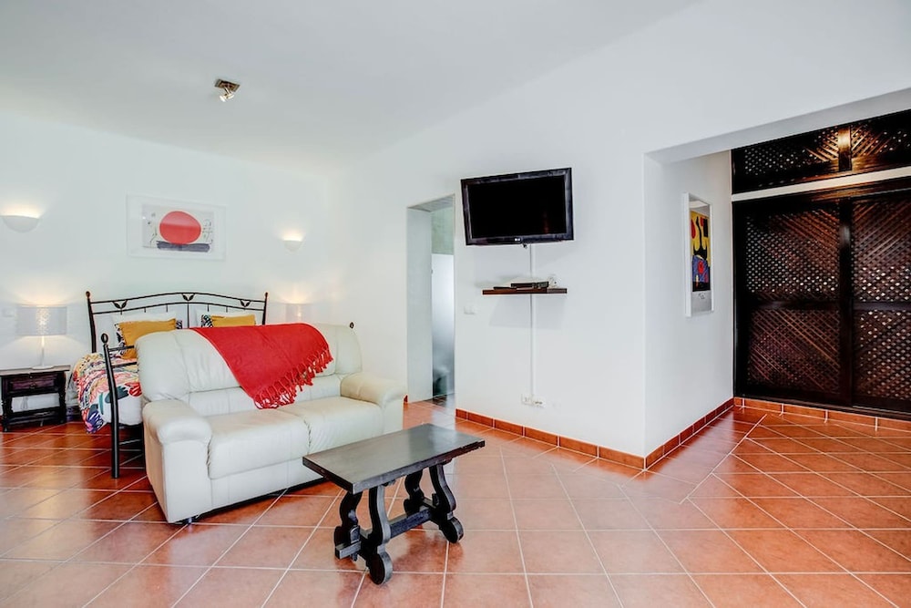 Casa Ninho Spacious 5 Bedroom Villa in an Enviab