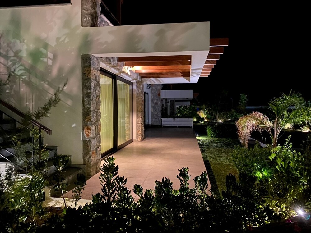 Gorgeous Seafront Villa in a Prime Resort