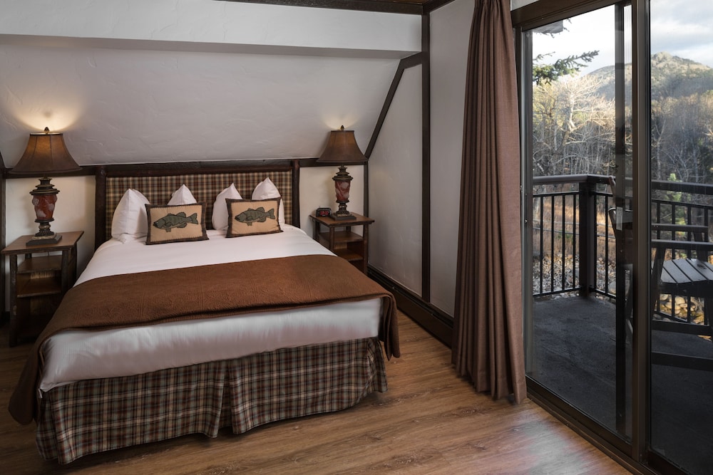 The Landing at Estes Park - Riverside Retreat