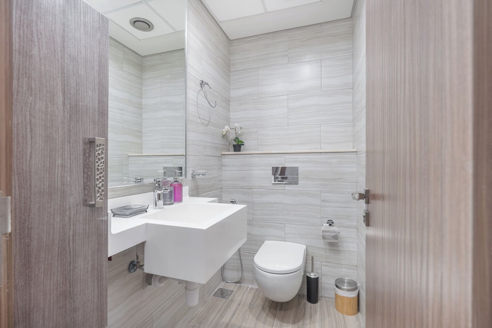 Heaven Crest Vacation Homes - Balcony with City View 1BHK in JLT Dubai Close to Metro & Marina