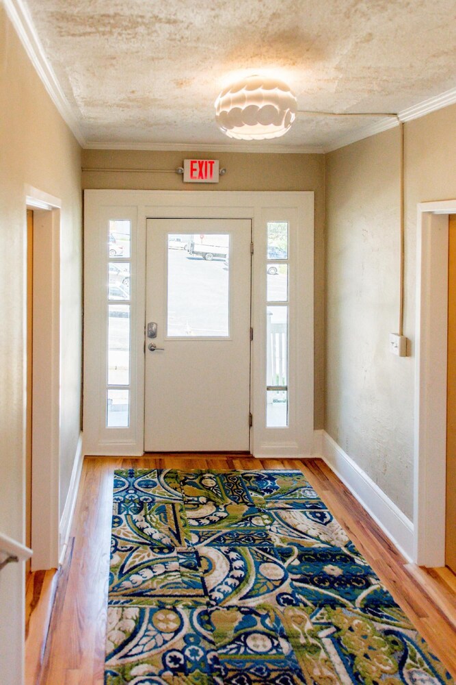 Downton Annie Apartment Three 2BD 1BA Parking