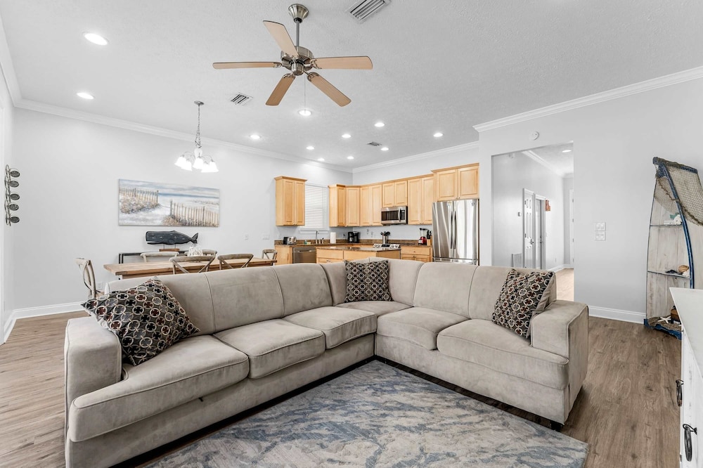 Palm Breeze Retreat Sleeps 10!