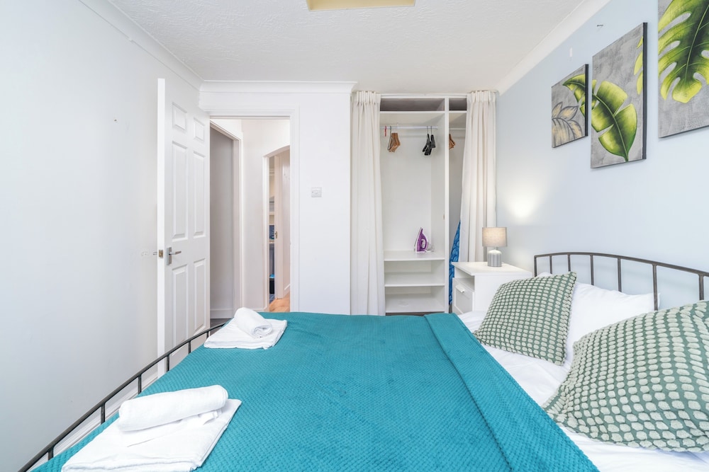 Crawley Stainer 1-bedroom With Parking and Garden