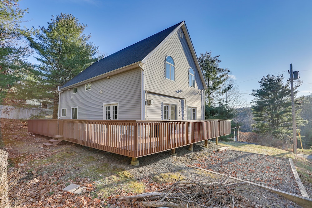 Secluded Kerhonkson Retreat With Deck + Views! view 4