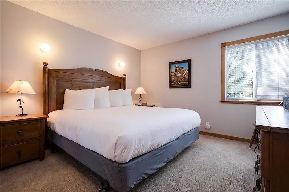Ridgecrest Condominiums by Pioneer Ridge Management view 2