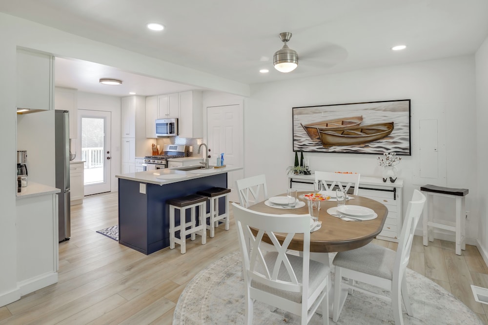 Group Getaway: Lakefront Retreat in Fayetteville!
