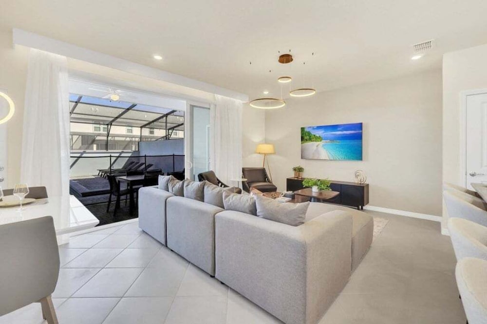 The Cutest Tonwhome & Private Splash Pool! 5 Bedroom Townhouse
