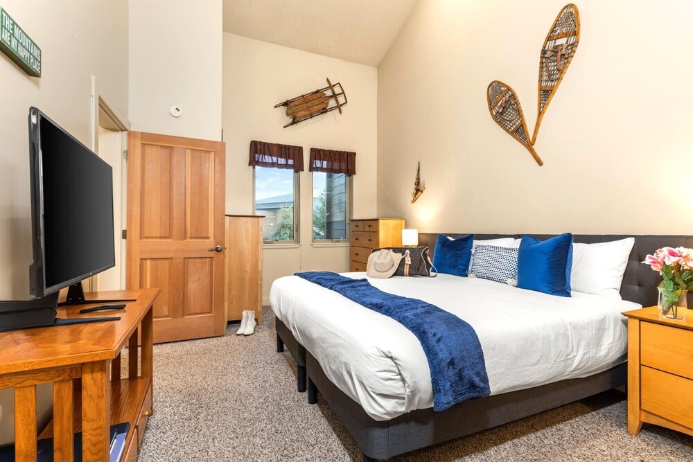 KBM Resorts Crestview Condos Spacious Condo Near Olympic Park With gas Fireplace, Year-round Pool, hot Tub, City Wide Shuttle Access. Cvc-308b