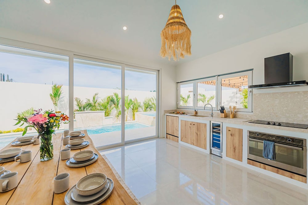 Bohostyle Villa 3min to Beach Hottub 8 Sleeps