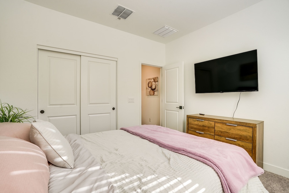 5 Mi to Westgate: Newly Built Glendale Home