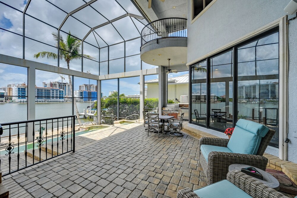 Waterfront Stunner: Effortless Elegance in Naples!