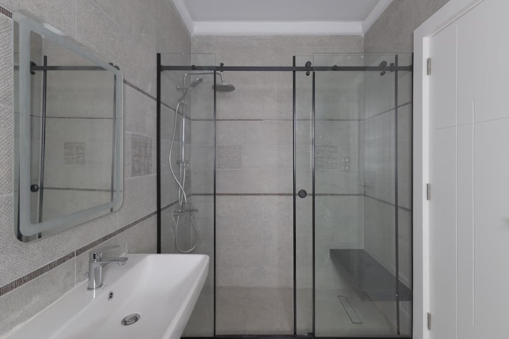 Upper Duplex 3BR in Eastown Sodic