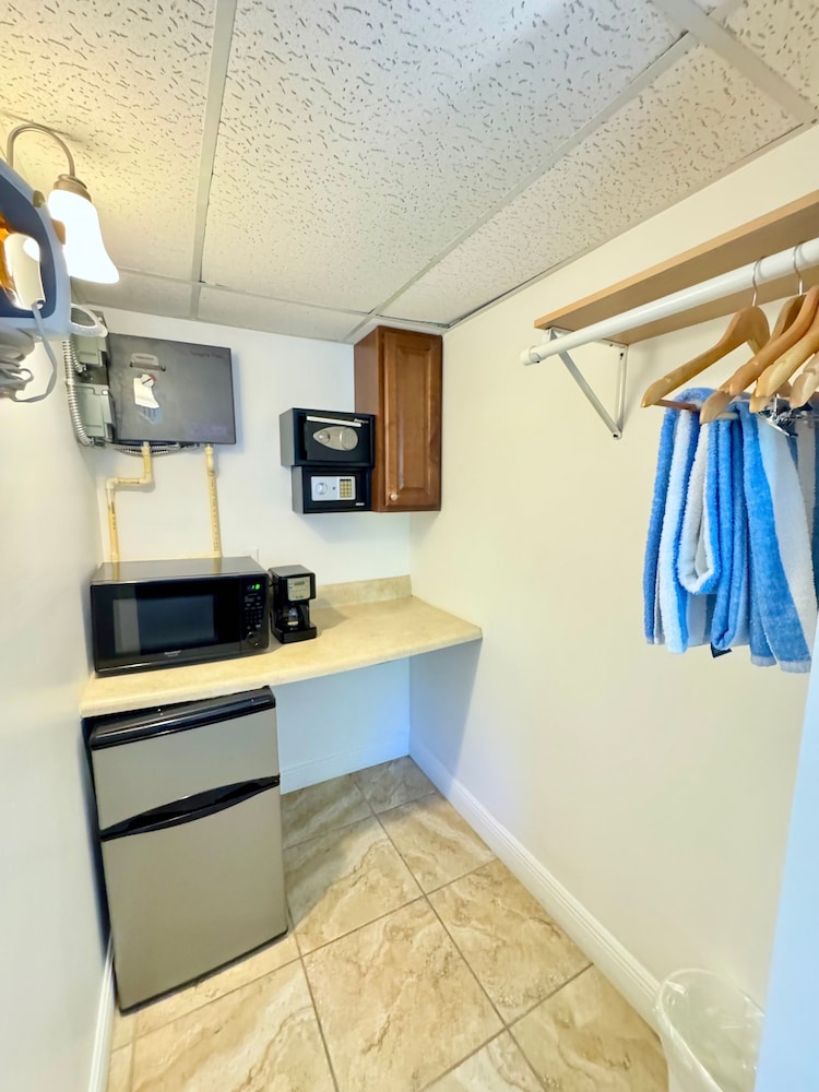 Islands Inn on the Drive - Aqua Serenity Suite - King Bed - A4