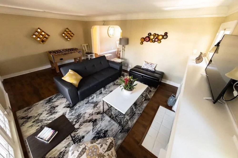 Updated 2BR House in Glendale With Private Fenced Yard Parking p2
