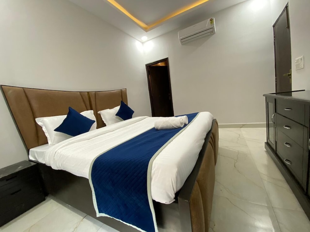 GoBravo 12 - Vansh 4Bhk Farm w/t Pool Sec135 Noida view 4