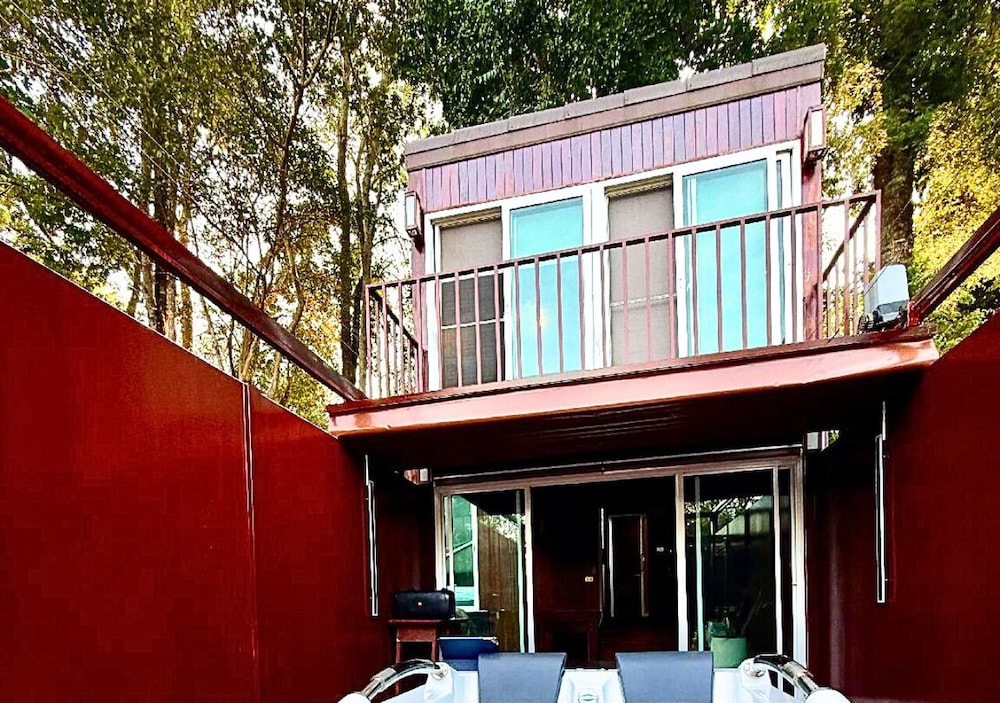 19 Degrees Resort