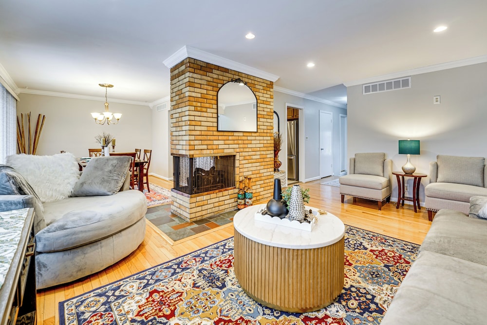 Fire Pit & Yard: Family Home in Farmington Hills!